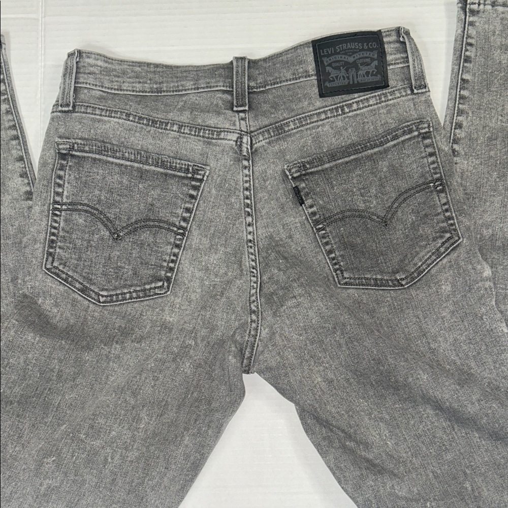 Levi's Women's Cropped Jeans in Charcoal